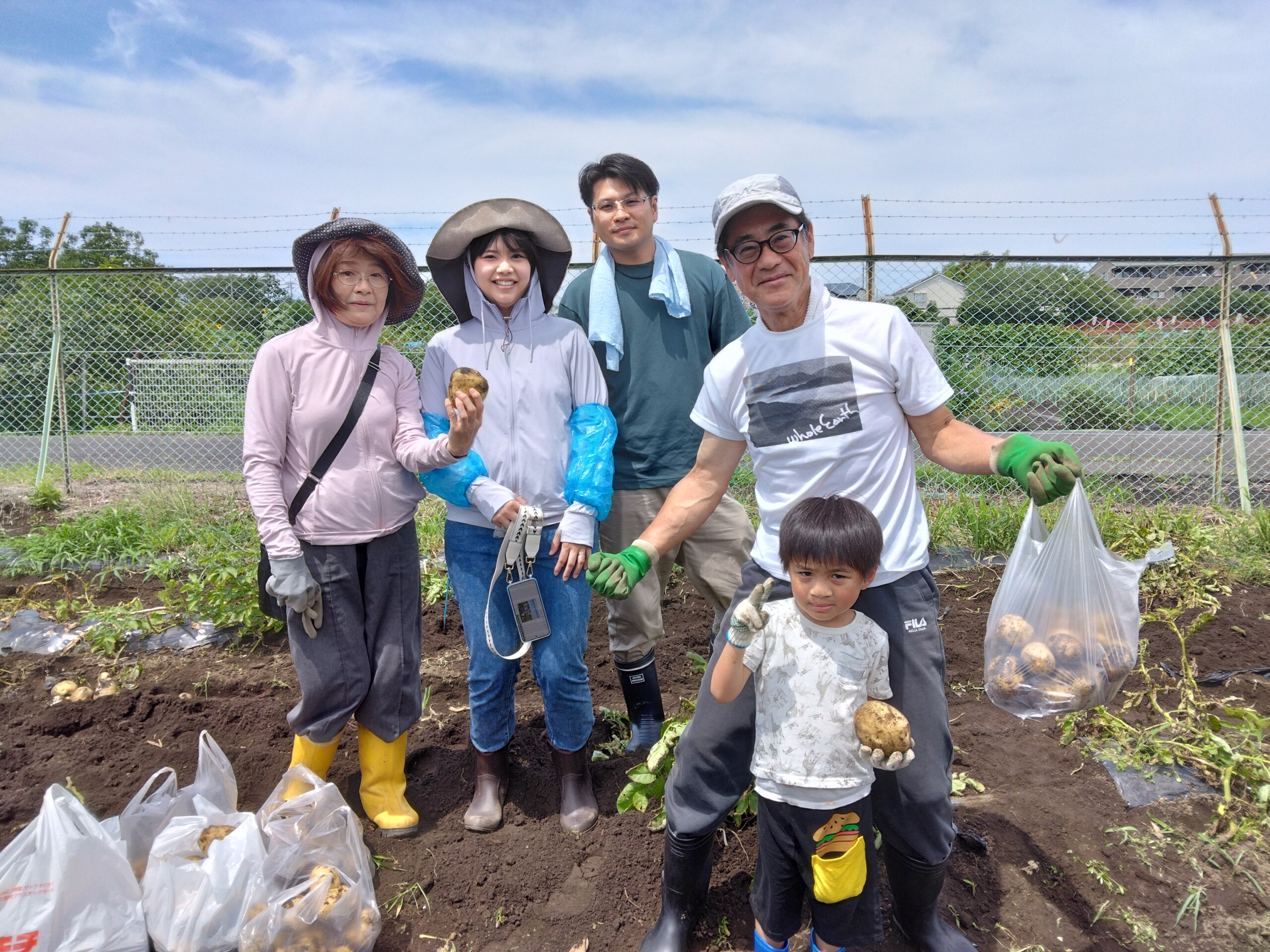 大きなジャガイモを収穫（中部営農経済課：さいたま市）