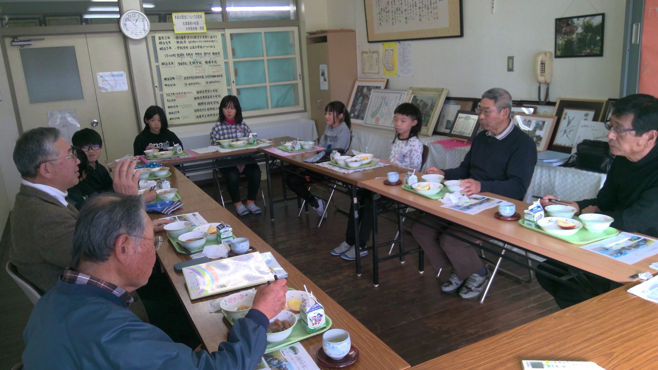 稲作農家、児童と給食囲む（箕田支店：鴻巣市）